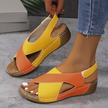 👡👡【50% zľava】🔥🔥【36-43】2025 Nové dámske sandále na kline v kontrastnej farbe Pohodlné sandále s pásikom okolo členkov