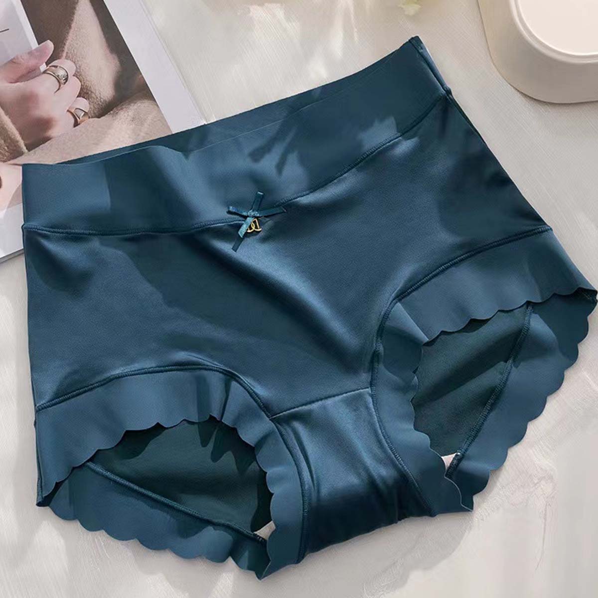 🔥🌟🩲 Komplet 6 kosov ženskega spodnjega perila – Izdelano iz hladne svile, brez šivov, antibakterijsko in izjemno udobno. (Za velikosti 40–75 kg)